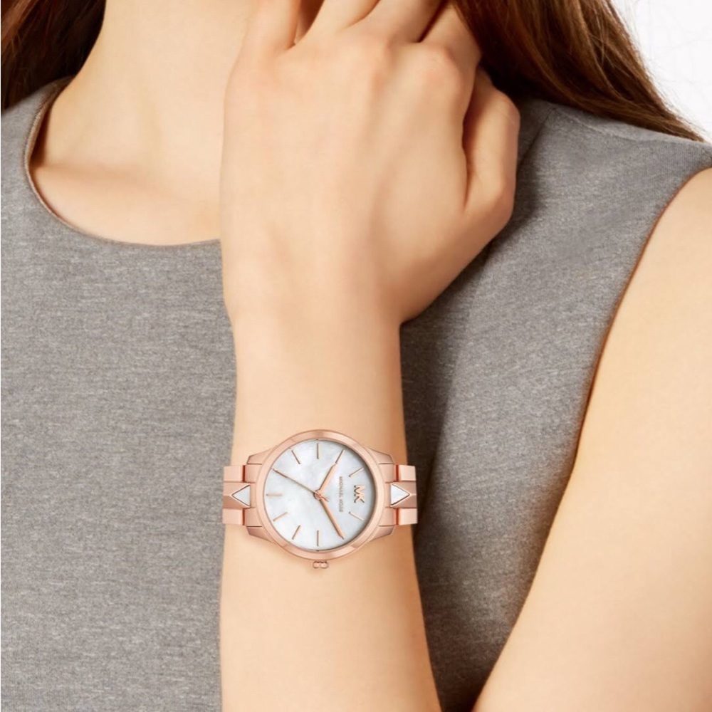 ⚜️Michael Kors®Women's Mother Pearl Rose Watch⚜️